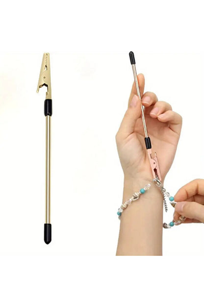 WRISTTE BİLEKLİK TAKMA YARDIMCI APARATI